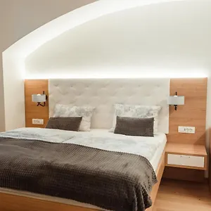 Operna Klet Szálloda